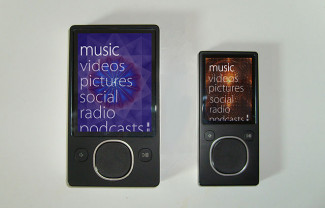 A side-by-side comparison of a black Zune 80 and Zune 4. Credit: Bkwparadox